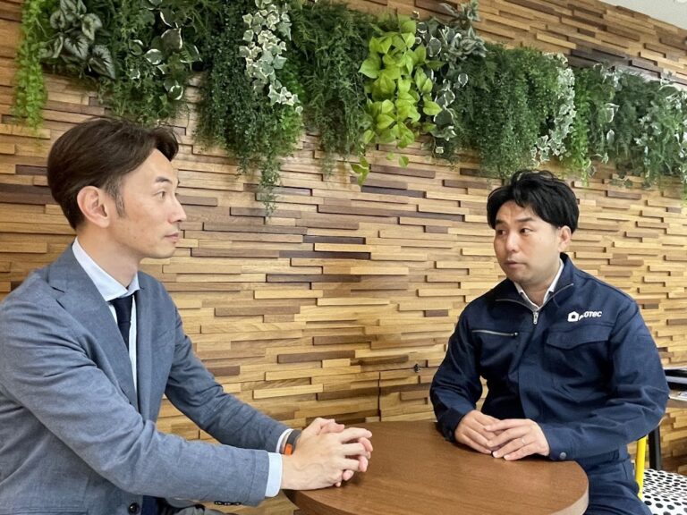 株式会社エコテック 寺西様とトライプランニング 牧野がRaccoonProの提案内容を確認しているシーン